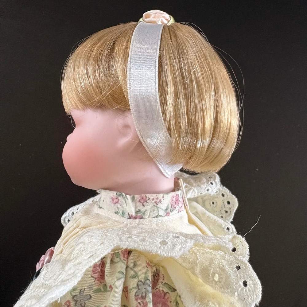 1990s porcelain doll flower linen dress blue eyes 15 inch tall girl blonde - Picture 9 of 14